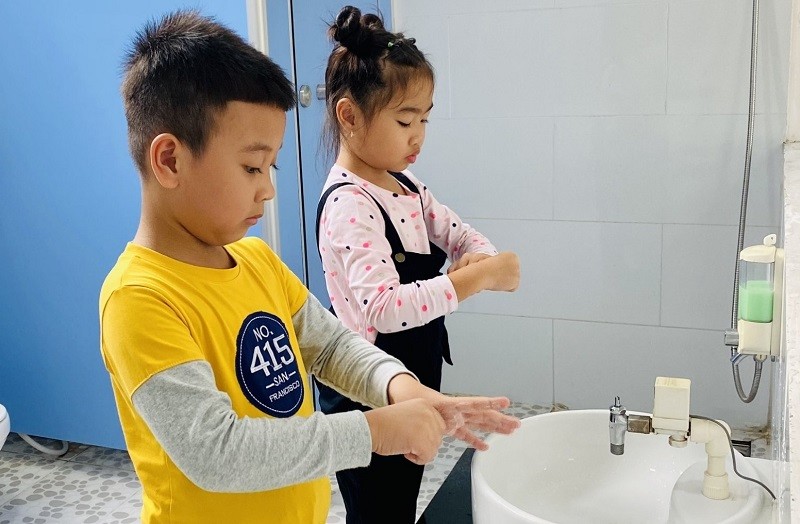 Trẻ Trường Mầm non Thiên Ân rửa tay bằng xà phòng, phòng chống bệnh truyền nhiễm.