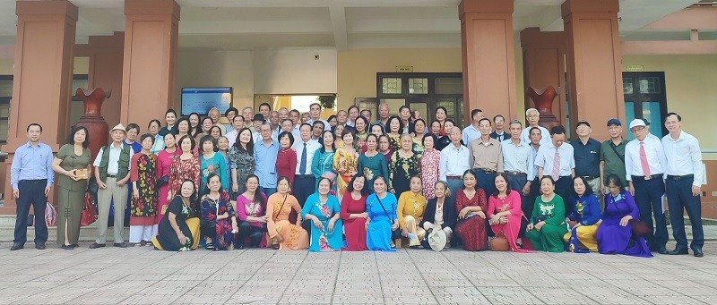 Đoàn cựu giáo chức đi B chụp ảnh kỷ niệm với Sở GD&ĐT Quảng Trị.