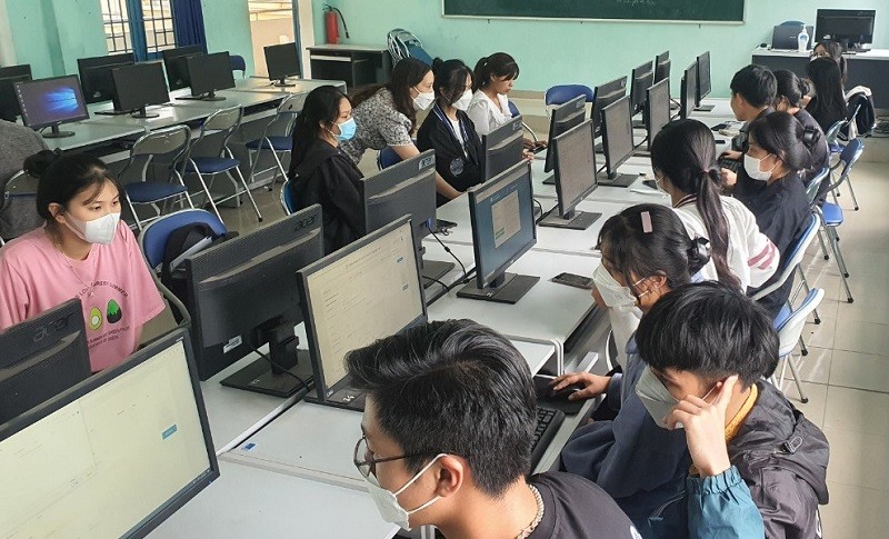 Trường THPT Phạm Phú Thứ tổ chức cho học sinh đăng ký trực tuyến tại trường để thuận tiện trong hỗ trợ.