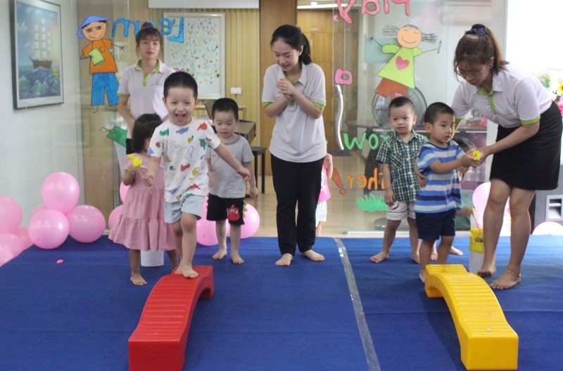 Cô trò cùng vui với trò chơi trong giờ học ở Trường Mầm non Eduplay Hà Nội.