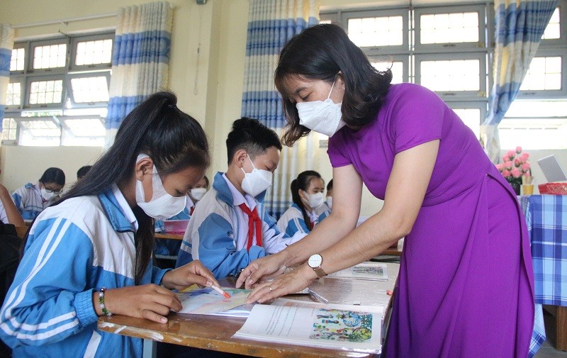 Cô giáo Đặng Thị Thanh Thúy luôn tận tụy, chỉ bảo tận tình cho học sinh.