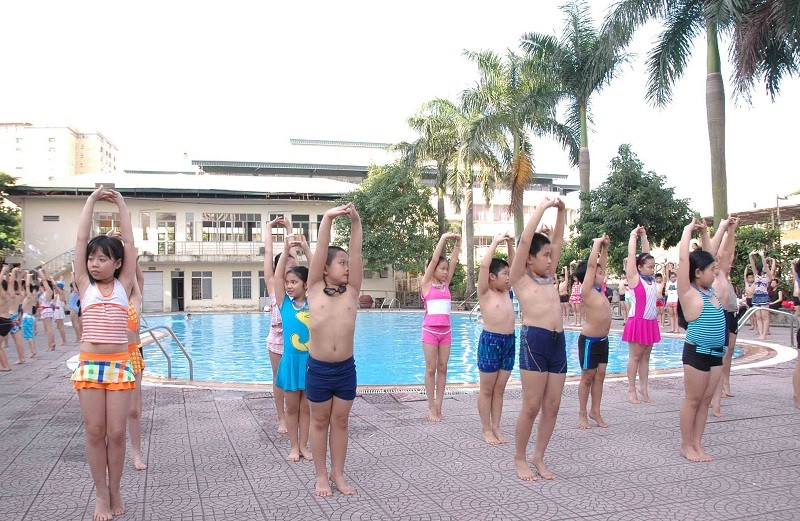Hà Nội tổ chức nhiều lớp dạy bơi cho học sinh trong dịp hè.