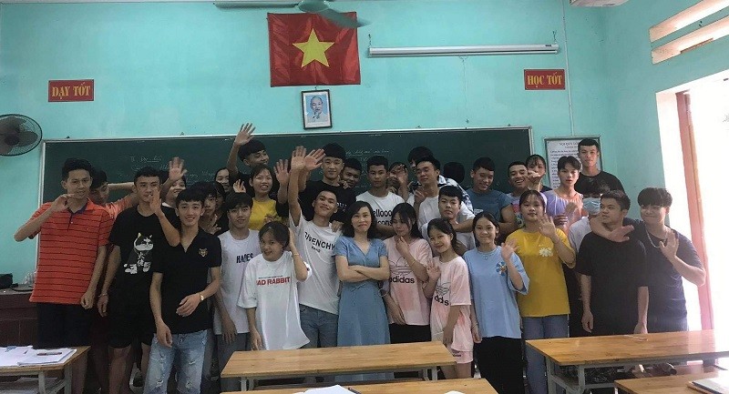 Cô Bùi Thị Tuyết Nhung (đứng giữa) Trường THPT số 1 Văn Bàn, (Lào Cai) luôn tràn đầy cảm xúc khi giảng dạy những tác phẩm liên quan tới Bác. Ảnh: NVCC