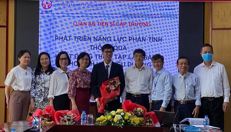 NCS Nguyễn Hưng Hòa (cầm hoa) bảo vệ thành công luận án Tiến sĩ ngành Giáo dục học tại Viện Sư phạm kỹ thuật, Trường ĐH Sư phạm kỹ thuật TPHCM.