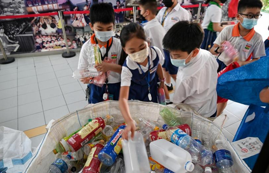 Học sinh ở mọi cấp đều được tham gia vào chương trình tái chế hàng tuần của Trường Mee Toh.