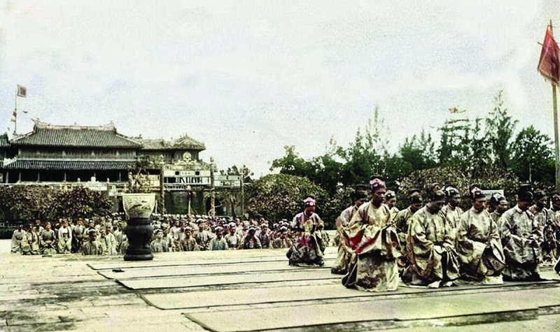 Các quan hành lễ trước Điện Thái Hòa dưới triều Nguyễn.