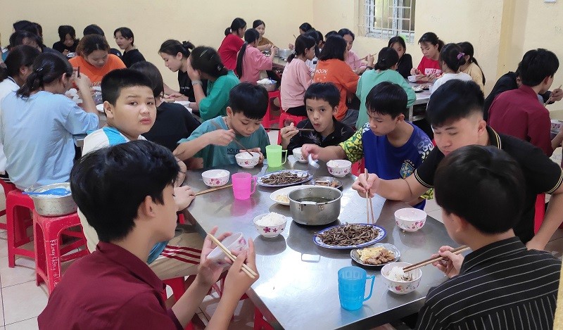 Giờ ăn trưa của học sinh bán trú, Trường PTDTBT - THCS Tam Thanh, huyện Quan Sơn.
