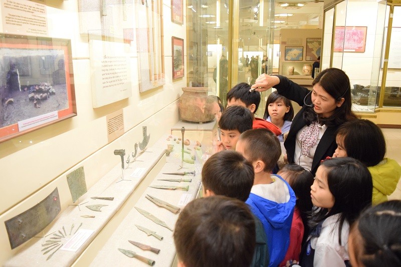 Học sinh tham quan bảo tàng để học lịch sử tốt hơn