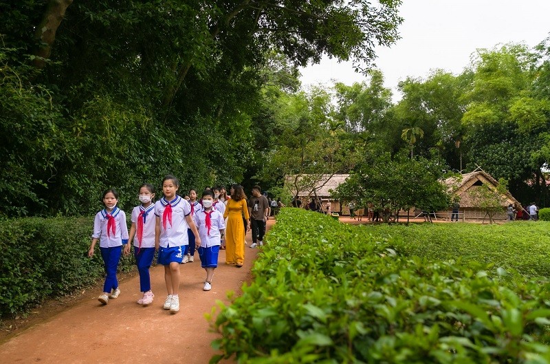 Học sinh và giáo viên về thăm cụm di tích Làng Sen – quê nội Bác Hồ.