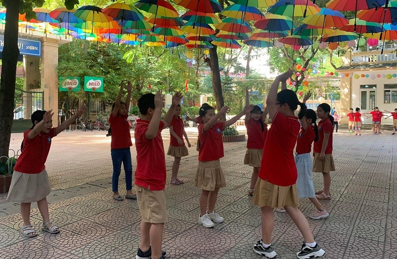 Học sinh Trường Tiểu học Hồng Hà (Hoàn Kiếm, Hà Nội) trong tiết thể dục.	 Ảnh: NTCC