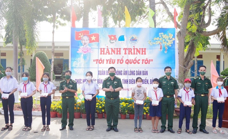 Lãnh đạo bộ đội Biên phòng Sóc Trăng trao học bổng “Nâng bước em tới trường” cho các em học sinh nghèo.