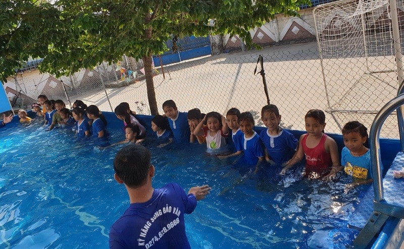 Dạy học bơi là hoạt động cần thiết, bổ ích cho HS trong dịp hè.