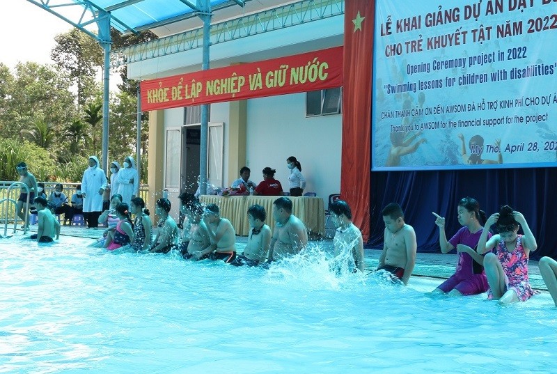 Dạy bơi trong trường học dù còn nhiều khó khăn nhưng đã góp phần giảm thiểu tai nạn đuối nước cho học sinh.