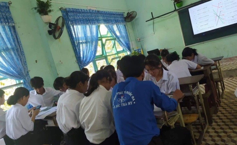 Học sinh lớp 12 Trường Phổ thông Dân tộc Nội trú Nước Oa (huyện Bắc Trà My, Quảng Nam) học nhóm để ôn tập. 