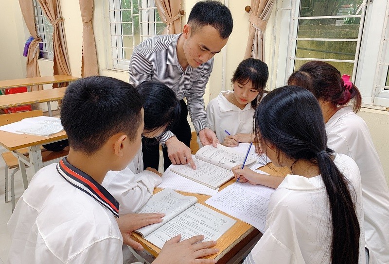 Thầy và trò Trường Tiểu học và THCS Đồng Sơn, xã Đồng Sơn, TP Hạ Long trong giờ ôn tập.
