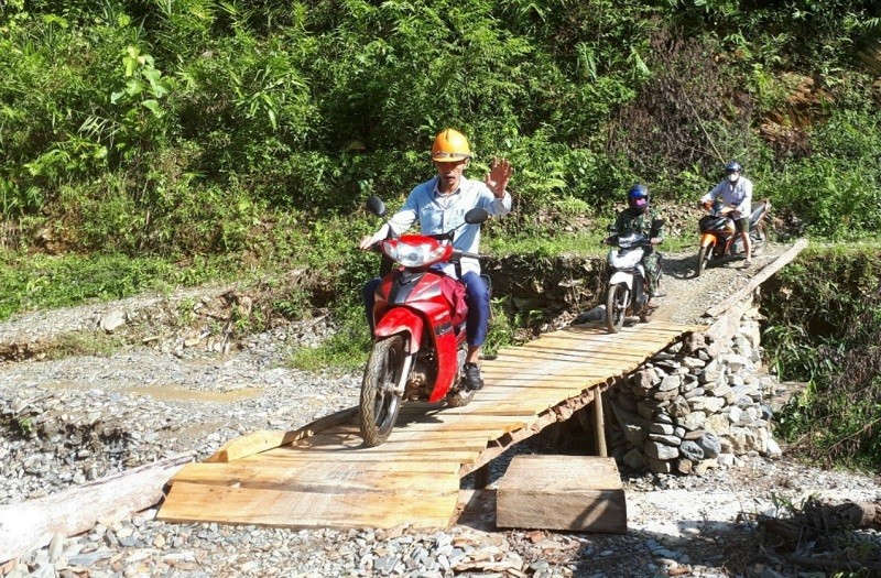 Những cây cầu trên hành trình đưa chữ về Hua Bum.