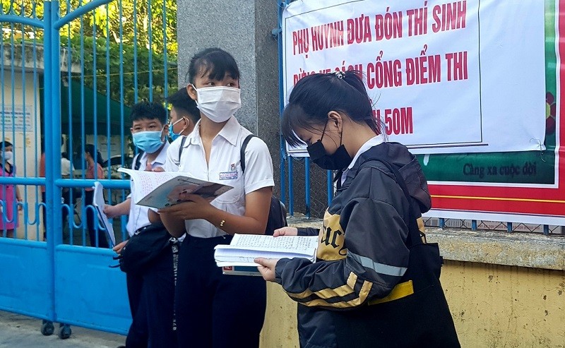 Thí sinh tham dự kỳ thi tuyển sinh vào lớp 10 của Đà Nẵng năm 2021 tranh thủ xem lại bài trước khi vào phòng thi