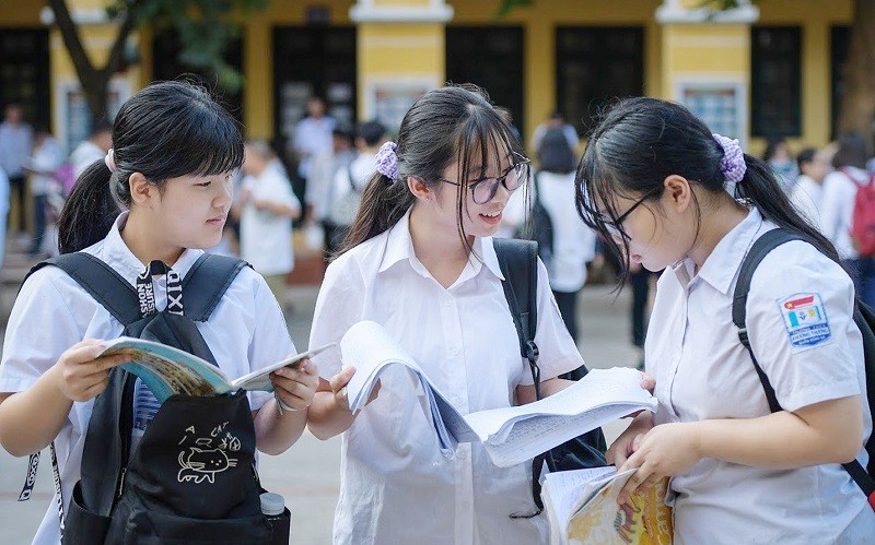 Học sinh trao đổi đáp án bài thi sau kỳ thi vào lớp 10 tại Hà Nội năm 2021. Ảnh minh họa