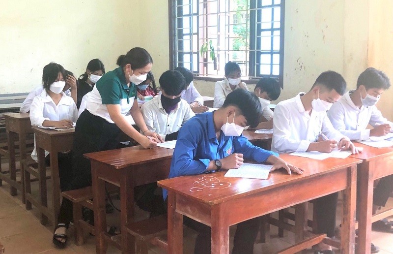 Giáo viên Trường THPT A Túc (huyện Hướng Hóa) ôn tập kiến thức cho học sinh. 