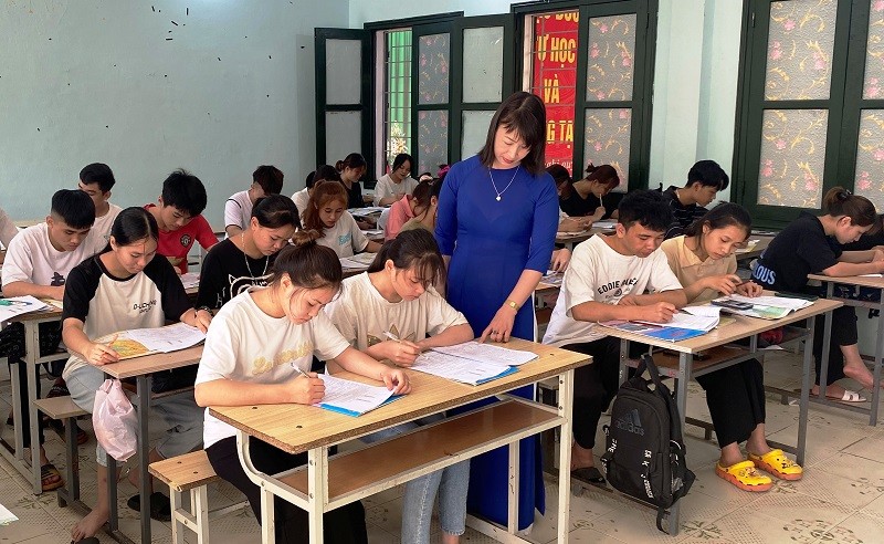 Cô Lê Thị Luyến, Trường THPT Quan Sơn ôn luyện môn Ngữ văn cho học sinh khối 12 của nhà trường.