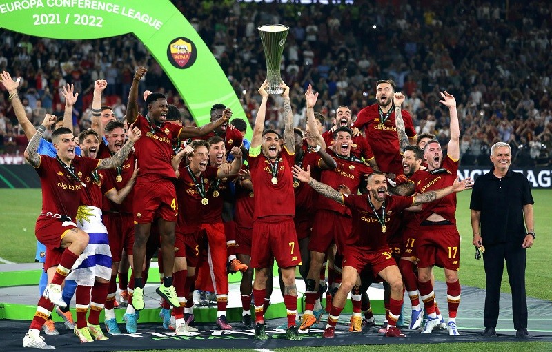 Câu lạc bộ Roma ăn mừng chức vô địch.