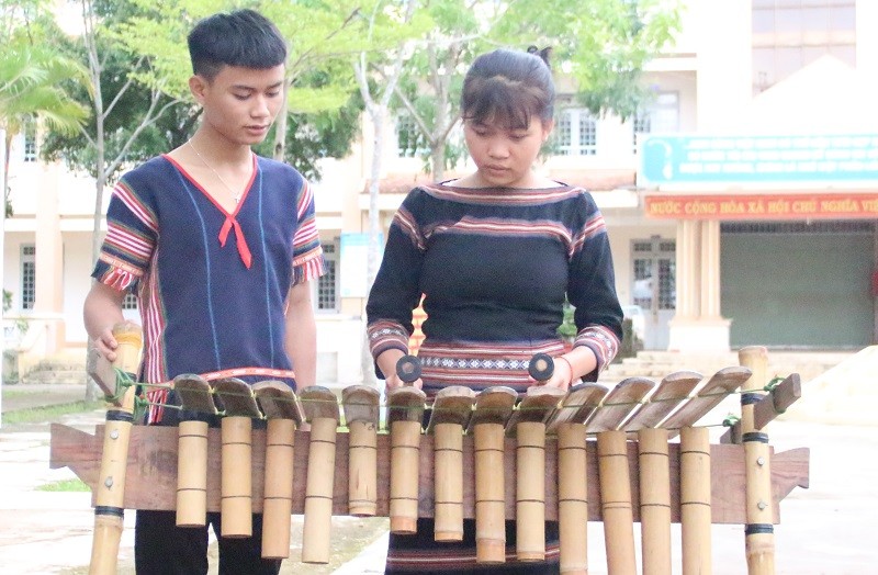 Em Phan Ny (bên phải) và A Liêu với đàn Ching-Kram đã cải tiến từ 6 thanh ching thành 14 thanh ching.