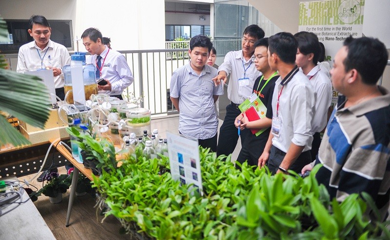 Sinh viên ngành nông nghiệp chất lượng cao Trường ĐH Văn Lang trong một giờ tham quan.