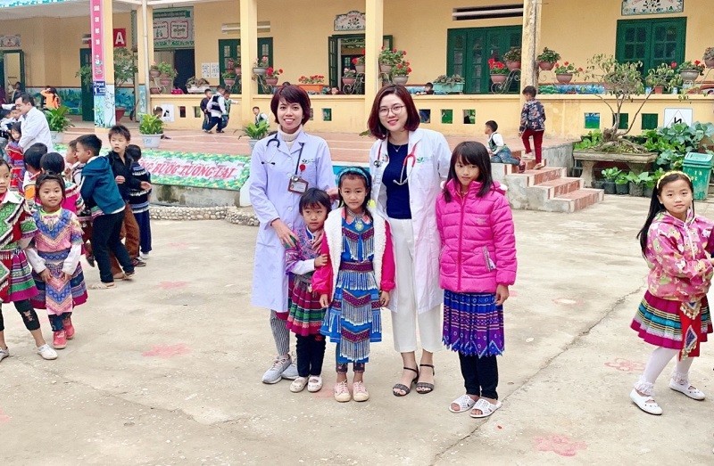Bác sĩ Thiều Thị Huyền Nhung tham gia khám bệnh miễn phí cho học sinh Trường THCS Bắc Hà - huyện Bắc Hà (Lào Cai). Ảnh: TG