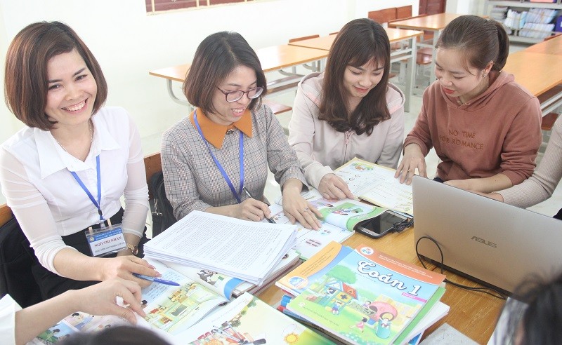Giáo viên Trường Tiểu học Dĩnh Kế (TP Bắc Giang) tham khảo, nghiên cứu sách giáo khoa mới. Ảnh minh họa: TG