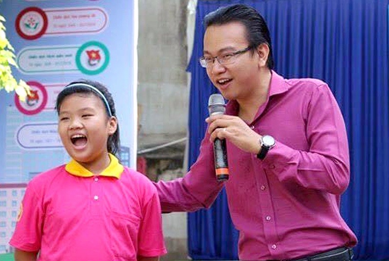 TS tâm lý Đào Lê Hòa An (phải) trong một buổi nói chuyện về kỹ năng an toàn cho trẻ.