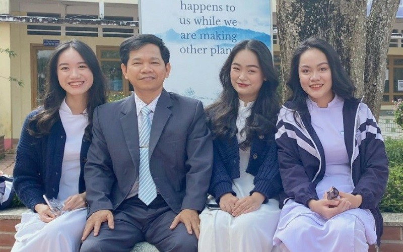 Thầy Nguyễn Quang Thi (Trường THPT Bảo Lộc, Lâm Đồng) cùng học trò. Ảnh: NVCC