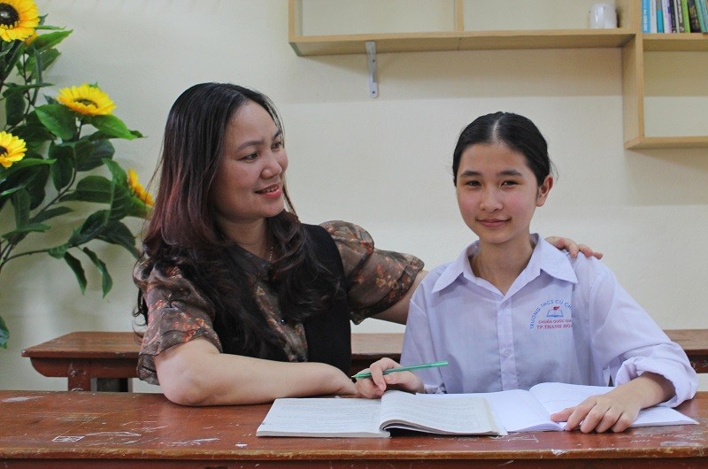 Nữ sinh Nguyễn Ngọc Trang và cô giáo chủ nhiệm Trịnh Thị Hải. 