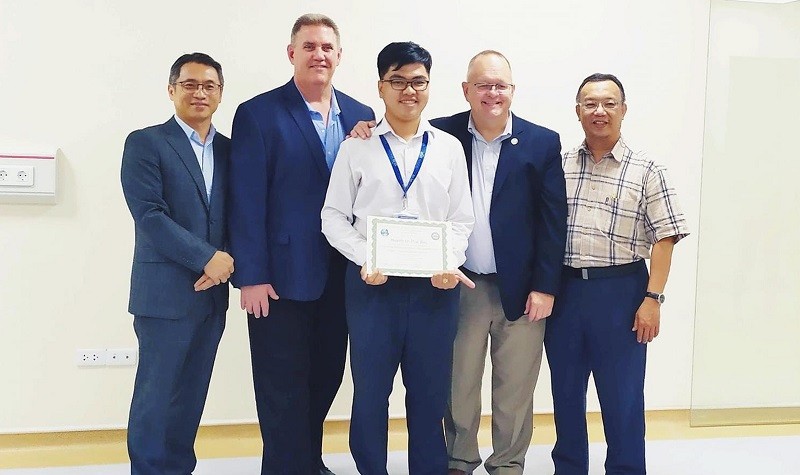 Bác sĩ Huỳnh Lê Thái Bão (đứng giữa) nhận chứng chỉ khóa học iSIM – Foundamentals & Debriefing do Trung tâm WISER của Đại học Pittburgh (Hoa Kỳ) cấp. Ảnh: NVCC