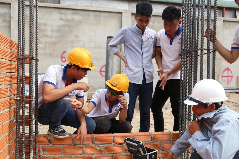 Sinh viên ngành xây dựng của Trường Cao đẳng Quốc tế TPHCM trong một giờ thực hành.