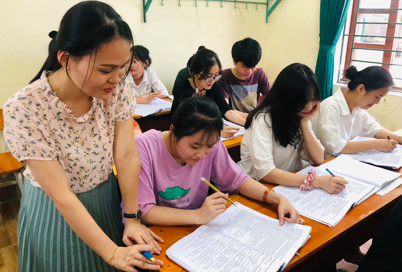 Học sinh lớp 12 Trường THPT Nguyễn Đình Liễn ôn tập chuẩn bị cho Kỳ thi tốt nghiệp THPT.