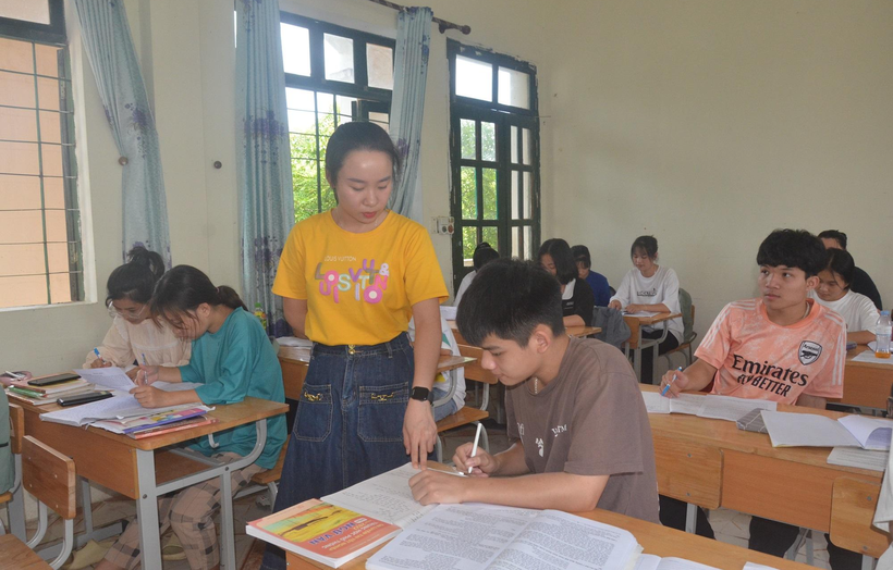 Cô Lý Ánh Ngọc, giáo viên Trường PTDTNT THCS và THPT Lộc Bình (Lạng Sơn) cùng học sinh. 