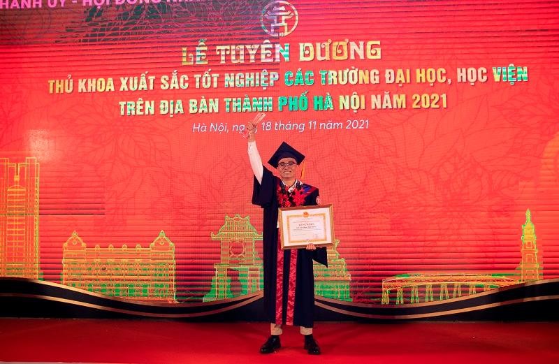 Phạm Đình Dương, thủ khoa kép Trường Đại học Bách khoa Hà Nội năm 2021. Ảnh: NVCC