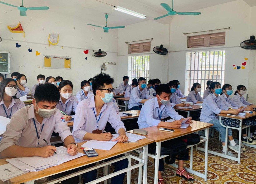 Học sinh Trường THPT Yên Khánh A (Yên Khánh, Ninh Bình) ôn tập giai đoạn “nước rút”. Ảnh: TG