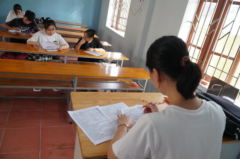 Buổi học ôn thi cuối cùng của cô Nguyễn Thị Thanh Huyền và các học sinh khối C, Trường THPT Đô Lương 3 (Nghệ An).
