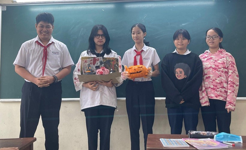 Học sinh Trường THCS Trưng Vương làm việc nhóm trong giờ học Anh văn.