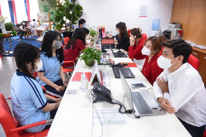 Học sinh tìm hiểu ngành nghề tại Trường Đại học Quốc tế Hồng Bàng.