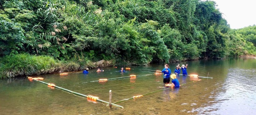 Các đoàn viên, thanh niên xã Vĩnh Hà, huyện Vĩnh Linh ngăn sông tạo không gian dạy bơi cho học sinh.