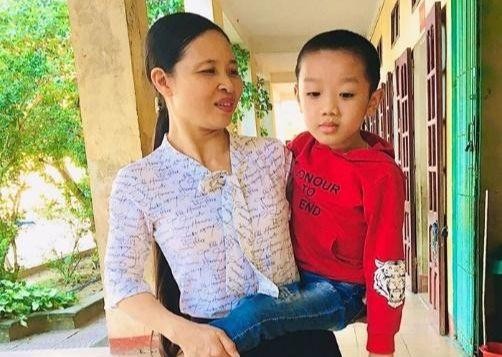 Cô giáo Triệu Thị Thu Hà bế em Nguyễn Hoài Nam suốt năm học lớp 1