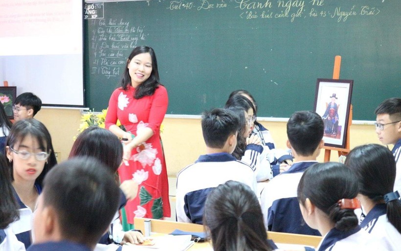 Cô Vũ Thị Dung và học trò trong giờ dạy Ngữ văn.