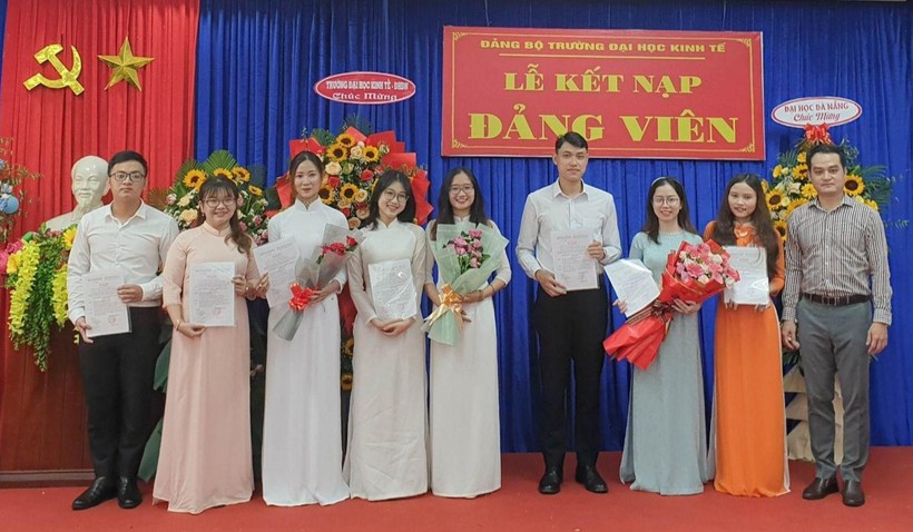 8 sinh viên Trường Đại học Kinh tế (Đại học Đà Nẵng) được kết nạp Đảng. 