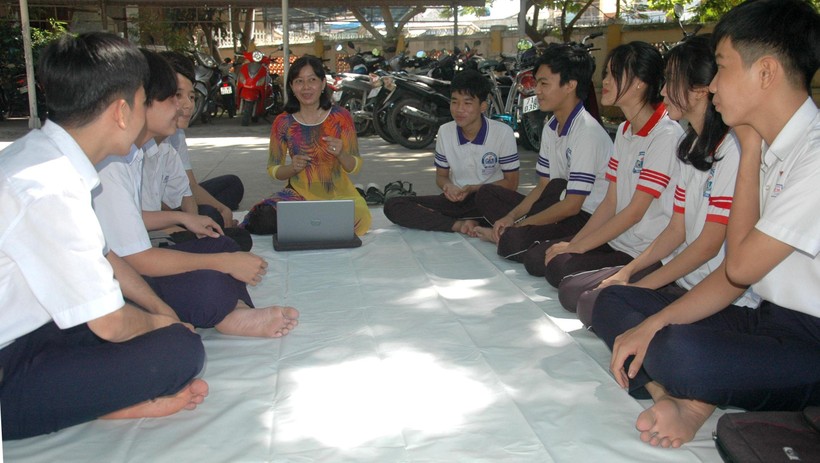 Cô Huỳnh Mai (giữa) trong buổi sinh hoạt “Nói thơ Vân Tiên” của Trường THPT Phan Liêm.