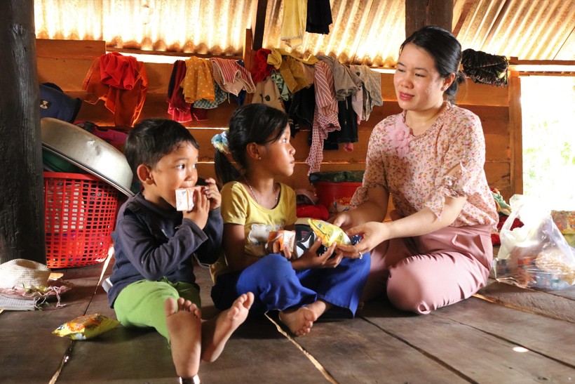 Hội Liên hiệp Phụ nữ huyện Krông Pa yêu thương, chăm sóc lũ trẻ với tình cảm và tấm lòng của một người mẹ.