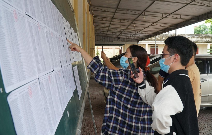 Phụ huynh, học sinh Trường THPT Hà Huy Tập tìm hiểu thông tin liên quan đến việc xếp lớp theo Chương trình GDPT mới. Ảnh: TG