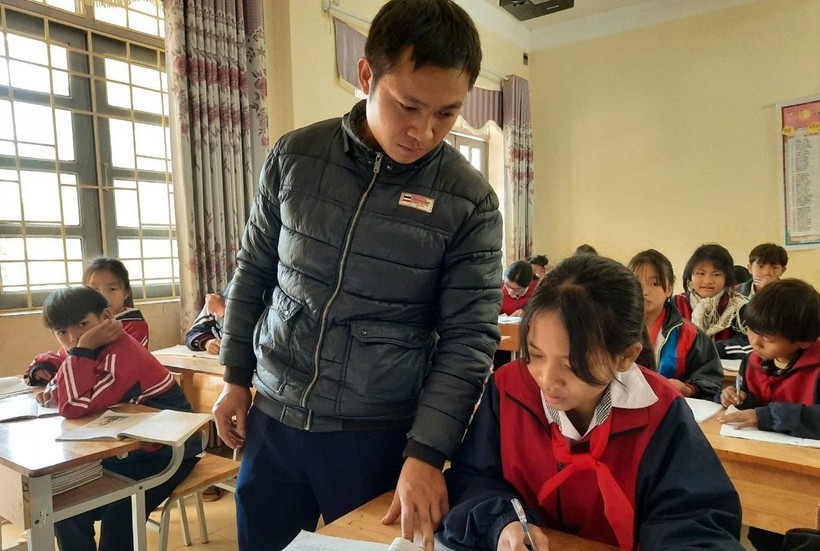 Em Sìn Thị Định (bên phải) trong một buổi học trên lớp. Ảnh: TG