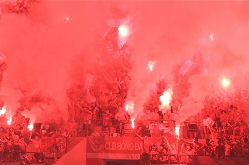 Các cổ động viên Hải Phòng đốt pháo sáng đỏ một vùng khán đài, trận giao hữu Hải Phòng – Hà Nội FC.